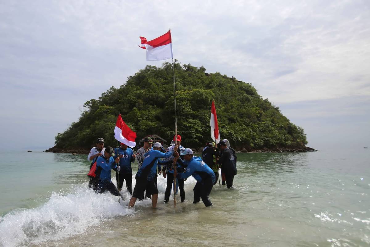 Pengibaran Bendera di Pulau Tuan Aceh