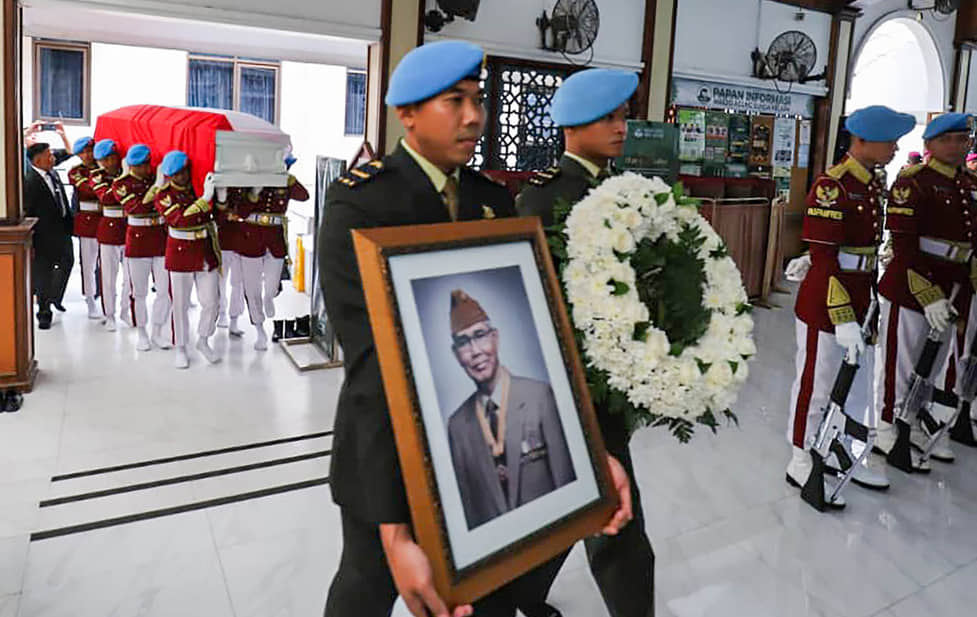 Wapres ke-6 Try Sutrisno Wafat dalam Usia 90 Tahun