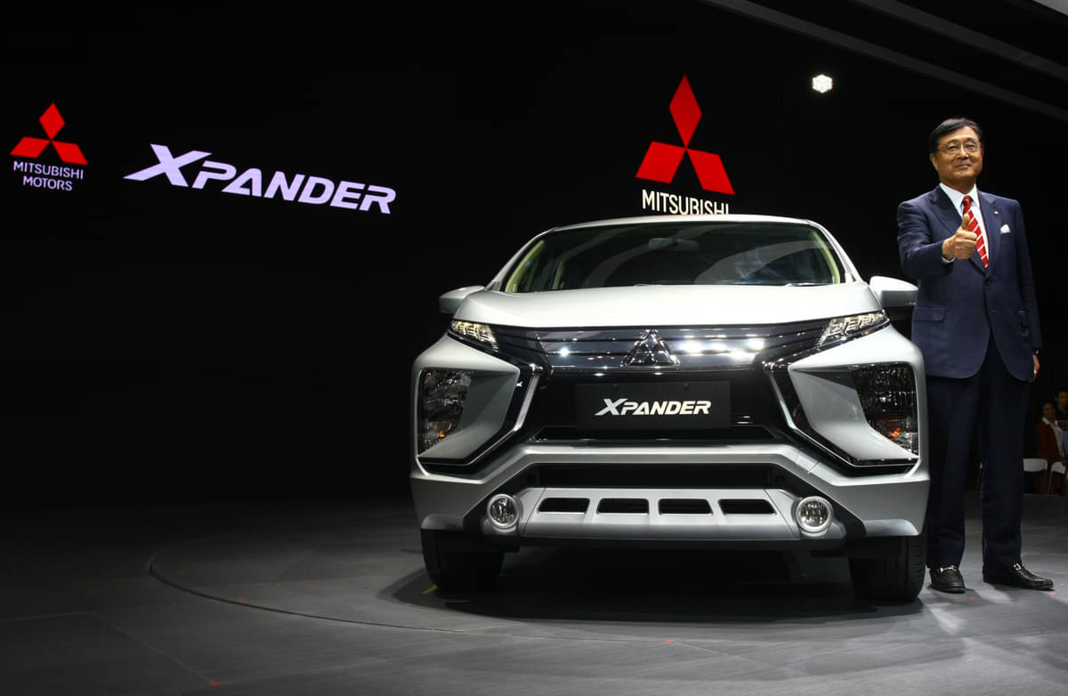 Chief Executive Officer Mitsubishi Motor Corporation Osamu Masuko berfoto disamping mobil Mitsubishi Xpander