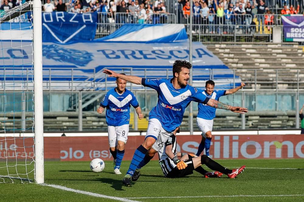 Pemain Brescia merayakan gol mereka ke gawang Ascoli.