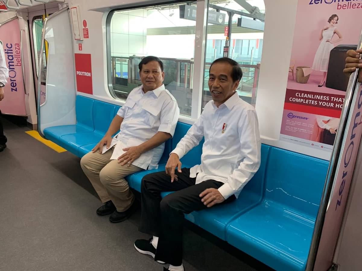Pertemuan Prabowo Subianto (kiri) dan Joko Widodo (kanan) di MRT