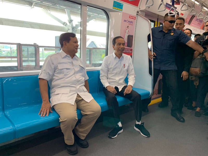Presiden Jokowi berbincang dengan Prabowo di MRT Jakarta.