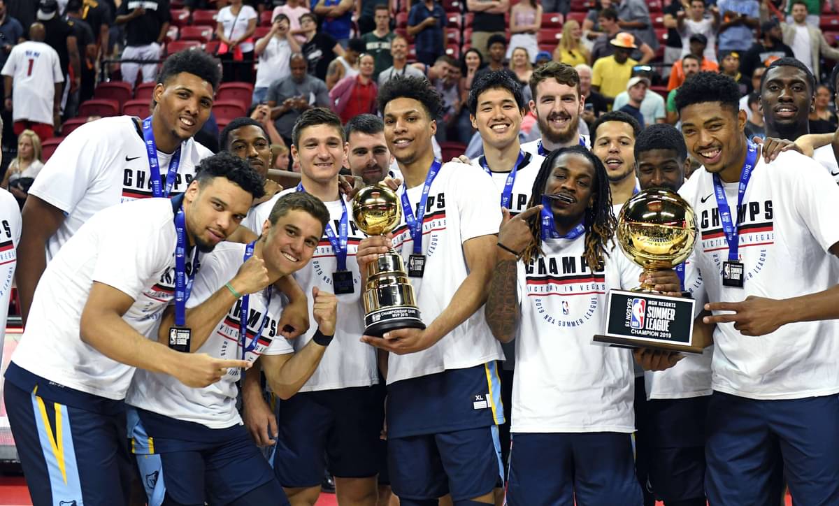 Memphis Grizzlies merayakan kemenangan tim 95-92 atas Minnesota Timberwolves untuk memenangkan pertandingan kejuaraan 2019 NBA Summer League