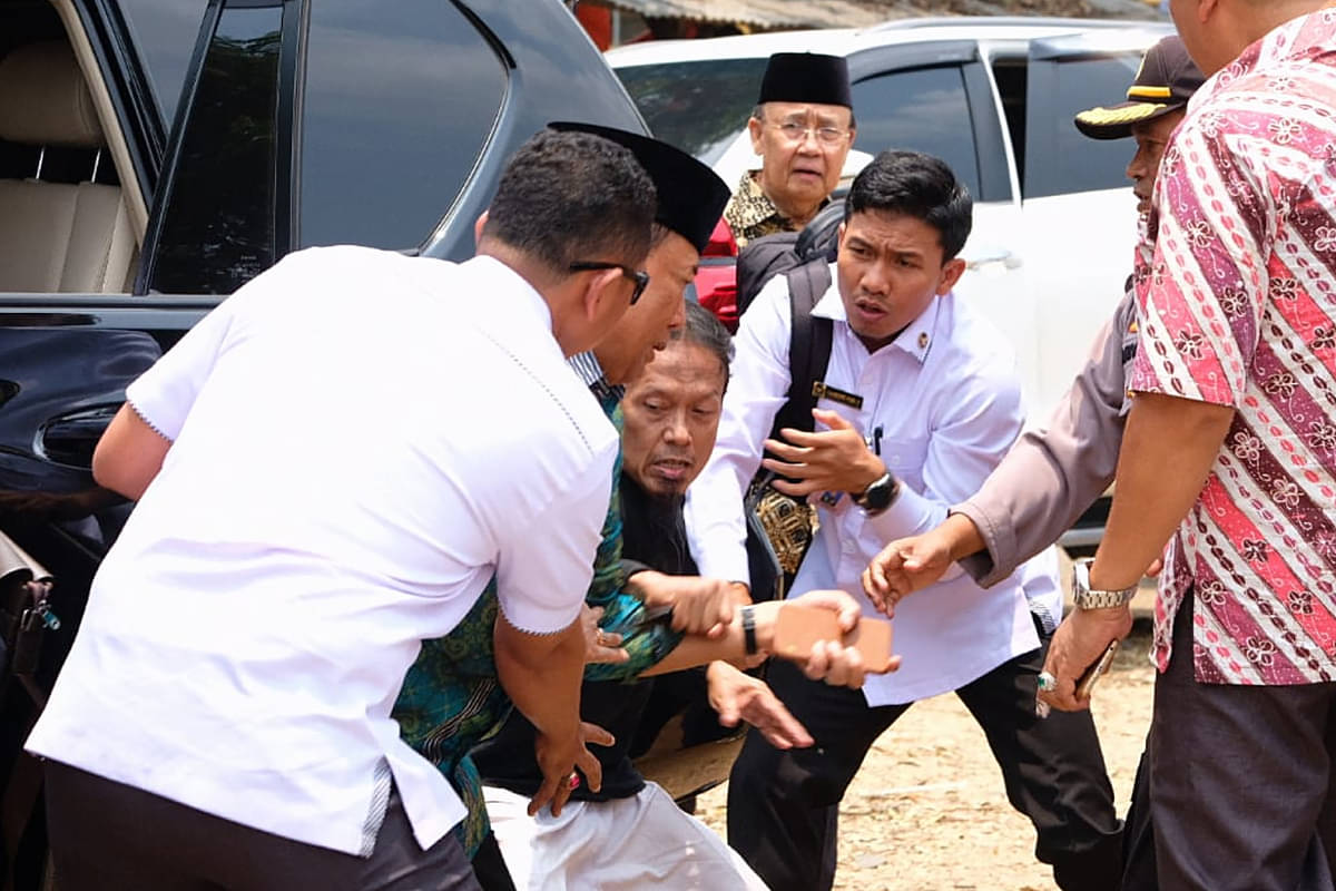 Menko Polhukam Wiranto (kedua kiri) diserang di Menes, Pandeglang, Banten, Kamis (10/10).