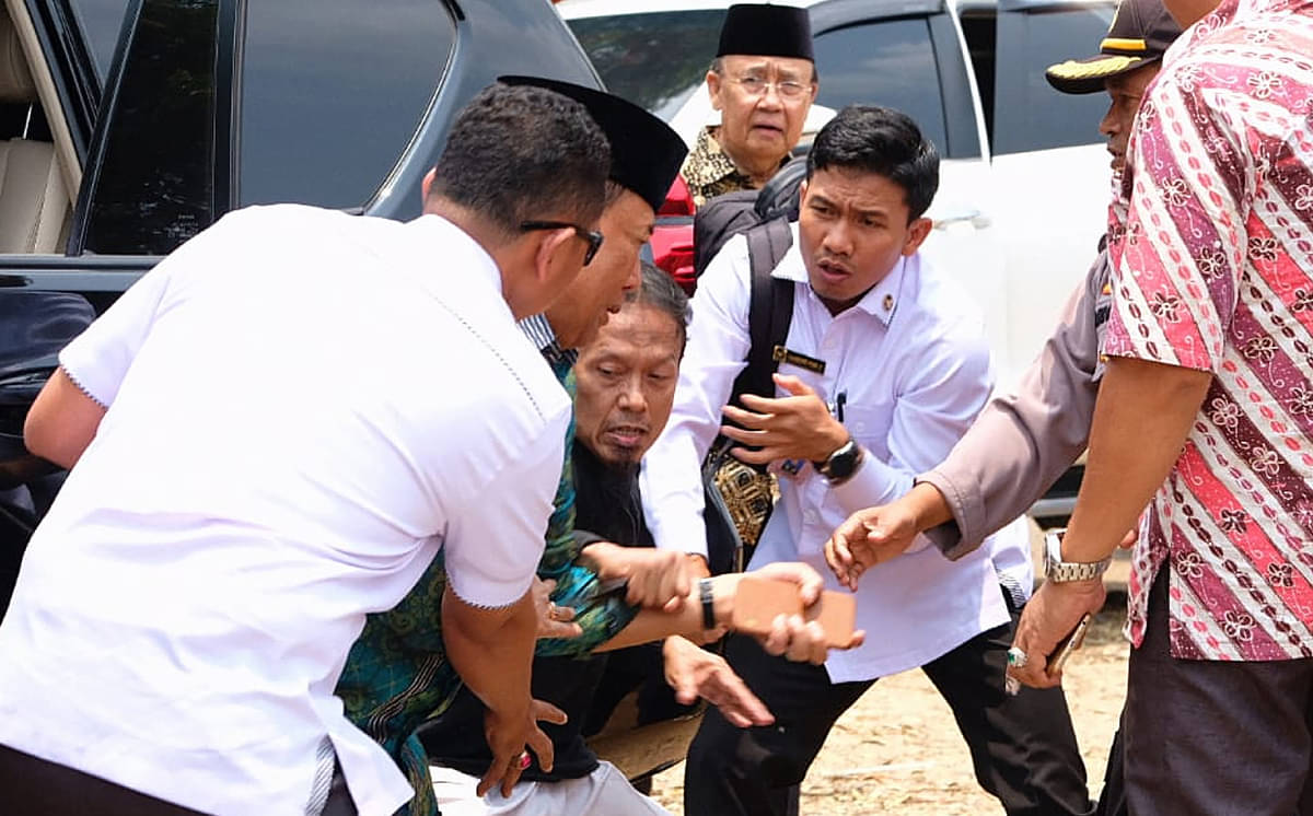 Menko Polhukam Wiranto (kedua kiri) diserang seseorang dalam kunjungannya di Pandeglang, Banten