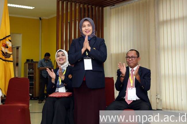 Prof Dr Rina Indriatuti MSiE (tengah) terpilih menjadi Rektor Universitas Padjajaran periode 2019-2024.