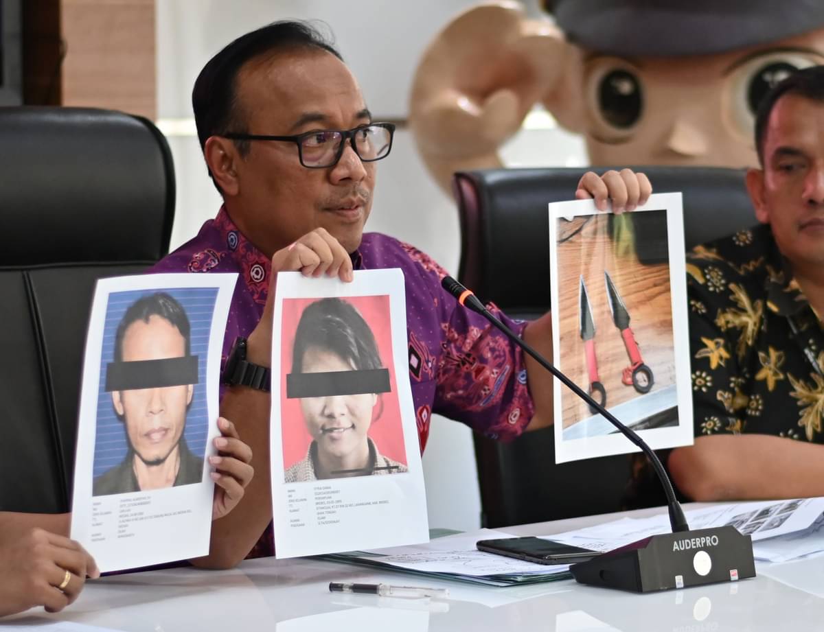 Karo Penmas Divisi Humas Polri Brigjen Dedi Prasetyo menunjukkan foto pelaku penusukan terhadap Menkopolhukam Wiranto