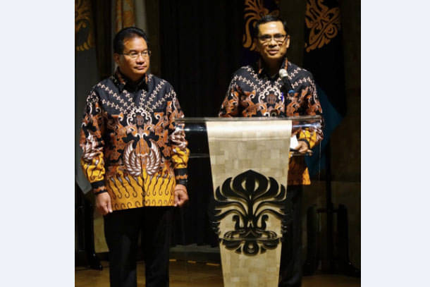 Prof Ari Kuncoro terpilih sebagai Rektor UI 2019-2024 (kiri) bersama Ketua MWA UI Saleh Husin (kanan)