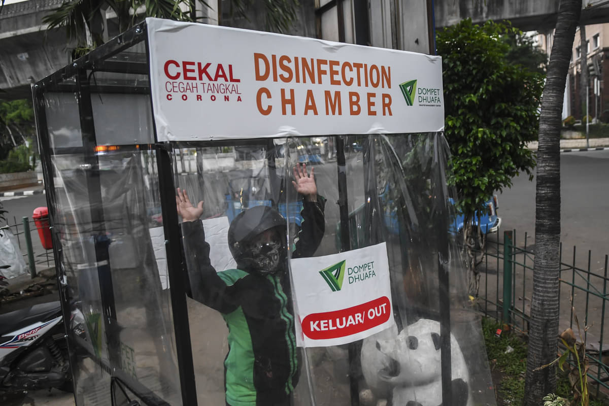 Bilik disinfektan di kawasan Blok M