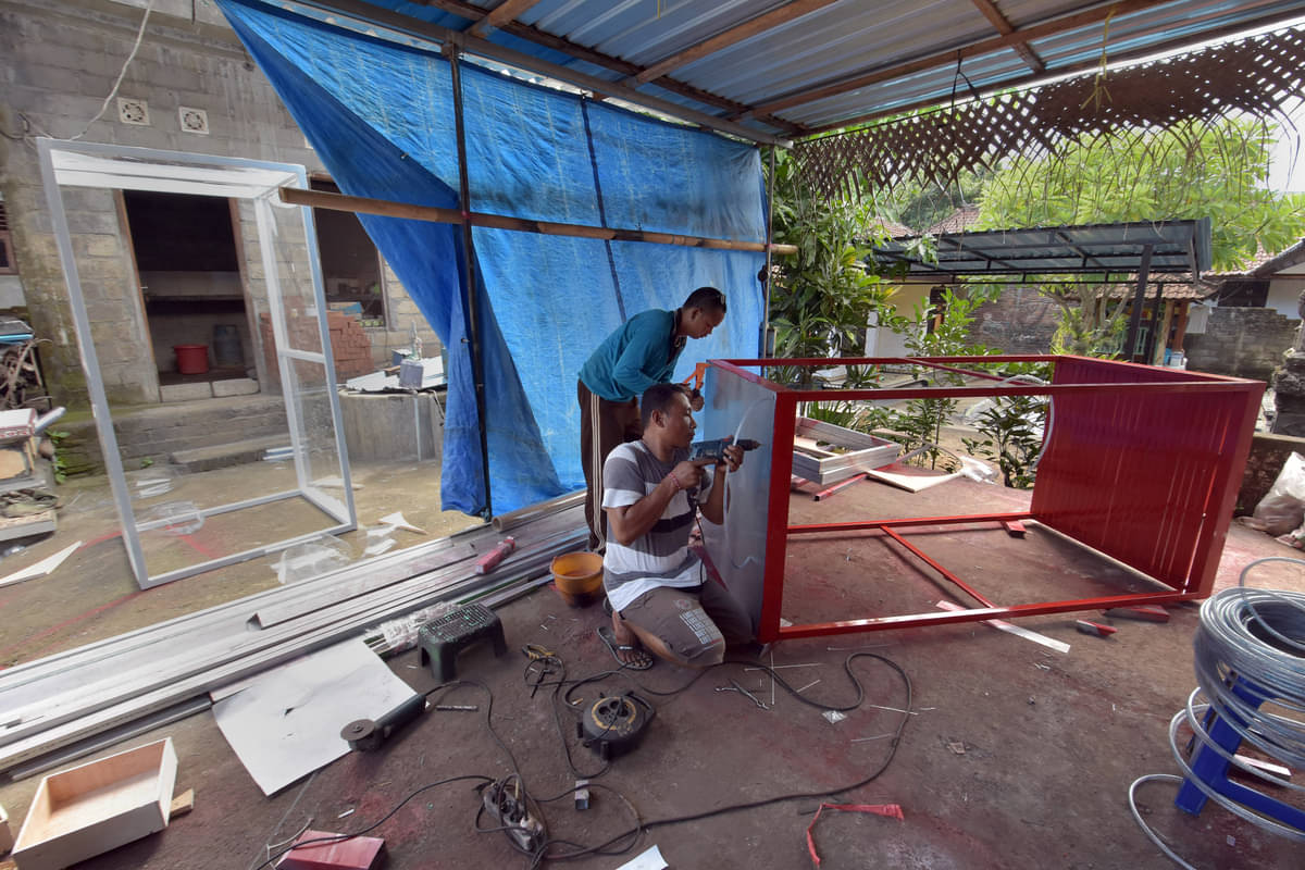 Pekerja menyelesaikan pembuatan bilik penyemprotan disinfektan yang merupakan industri rumahan di Tabanan, Bali, Senin (30/3/2020