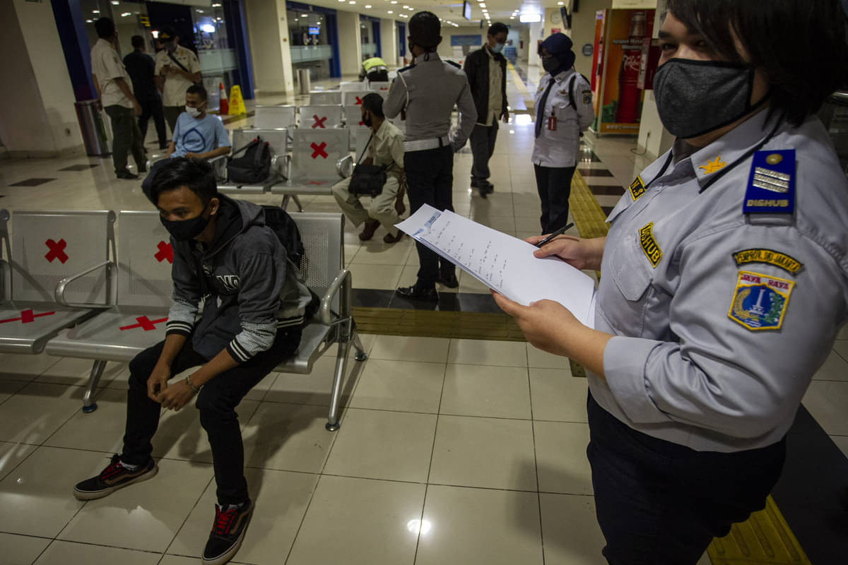  Petugas Dishub melakukan pendataan terhadap penumpang bus yang terjaring razia di Terminal Terpadu Pulo Gebang
