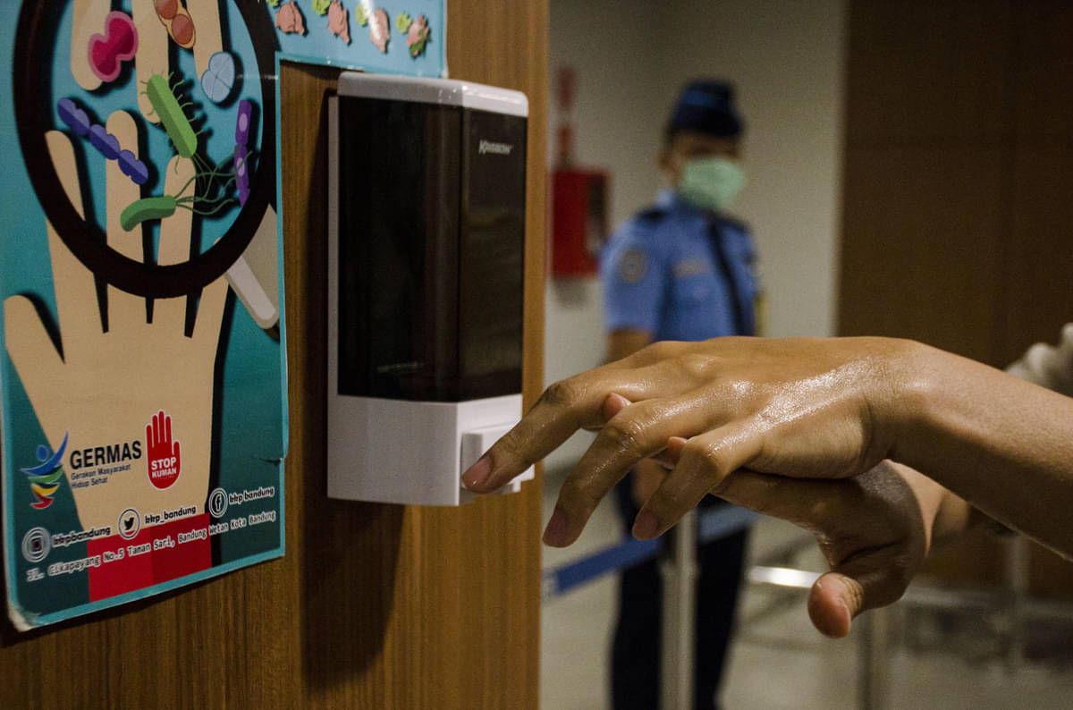 Dapat Kemudahan Izin dari BKPM, Cap Lang Donasikan Hand Sanitizer
