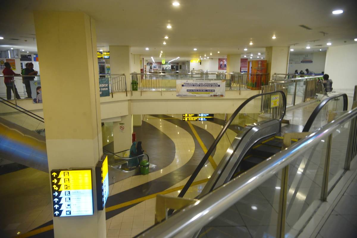 uasana loket penjualan tiket terminal bus sepi di Terminal Terpadu Pulo Gebang, DKI, Jakarta, Minggu (31/5).