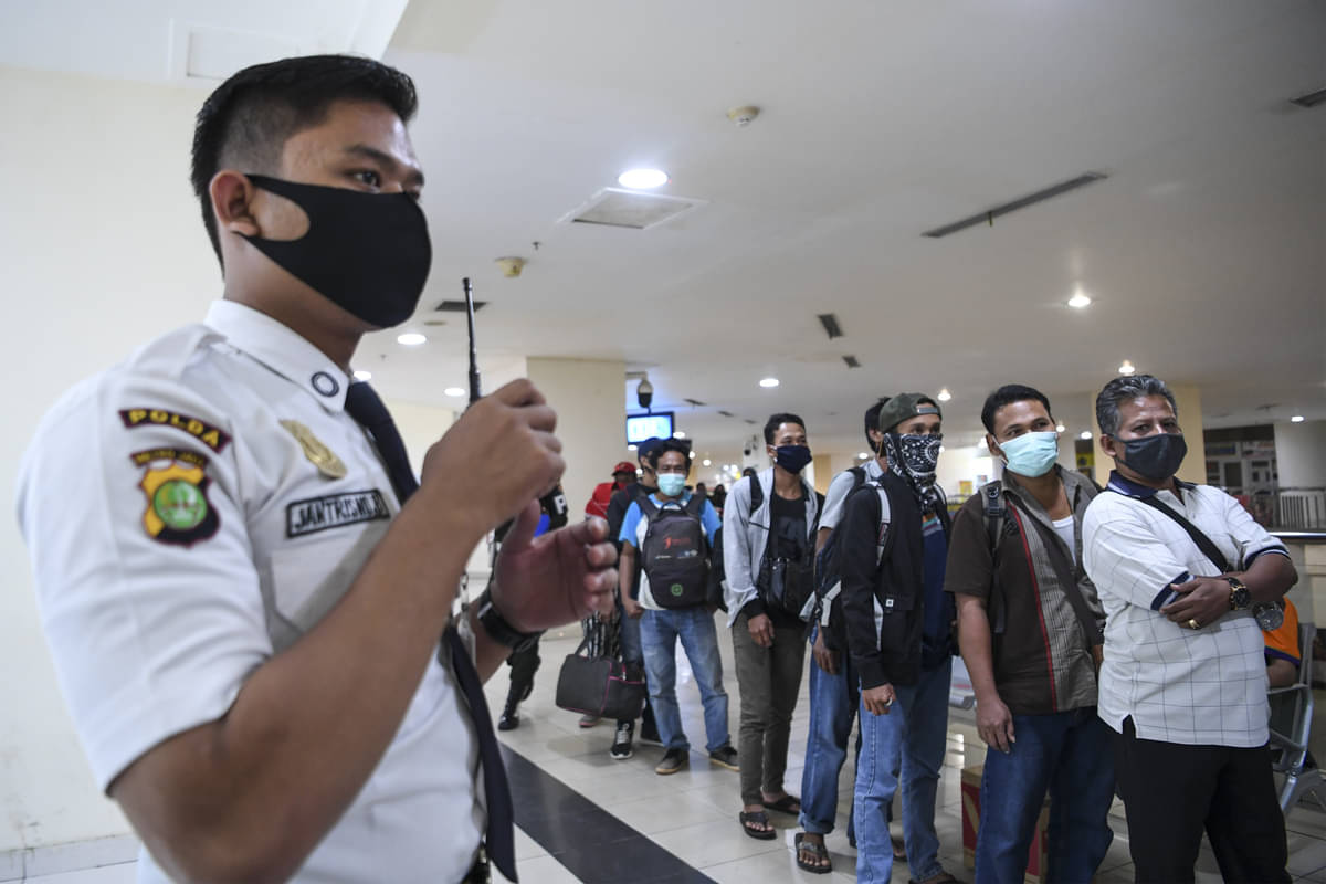 Calon penumpang Bus AKAP (antar kota antar provinsi) mengantre untuk diperiksa dokumennya di Terminal Pulogebang, Jakarta, Minggu (10/5).