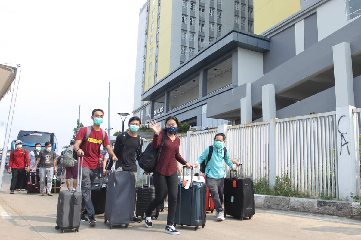 Pasien yang sudah sembuh meninggalkan RSD Wisma Atlet Kemayoran Jakarta