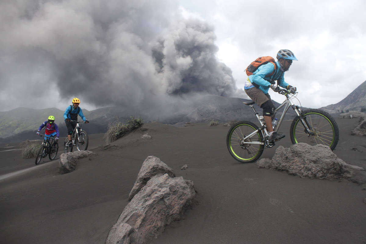 Pesepeda melintas di obyek wisata Bromo