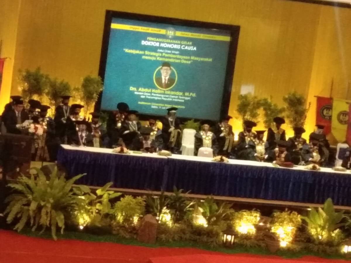Mendes PDTT Terima Gelar Honoris Causa dari UNY