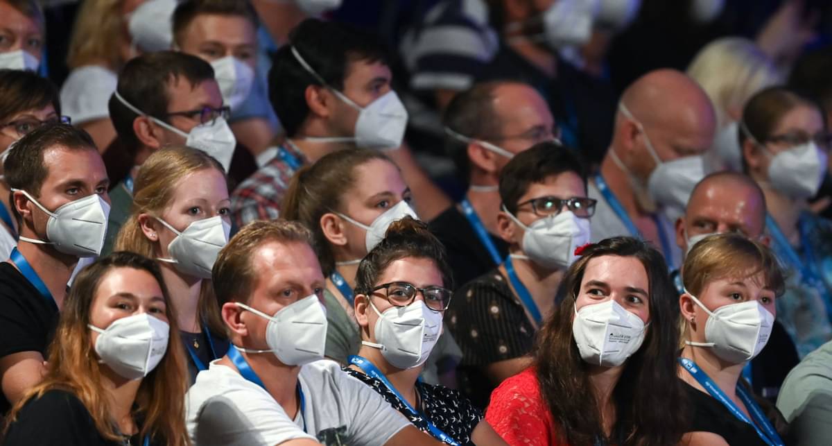 Penonton mengenakan masker saat menyaksikan konser di Leipzig, Jerman