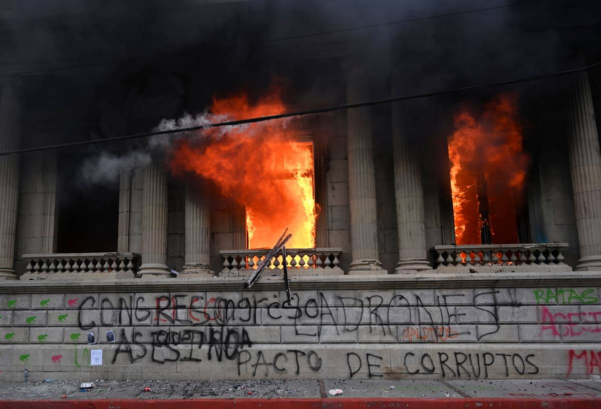 Gedung Kongres Guatemala dibakar demonstran yang menutut Presiden Alejandro Giammattei mengundurkan diri.