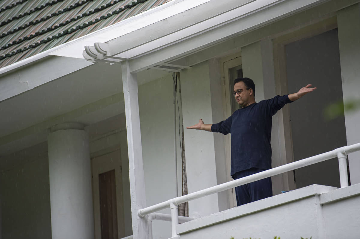 Gubernur DKI Jakarta Anies Baswedan saat menjalani isolasi di rumah dinasnya.