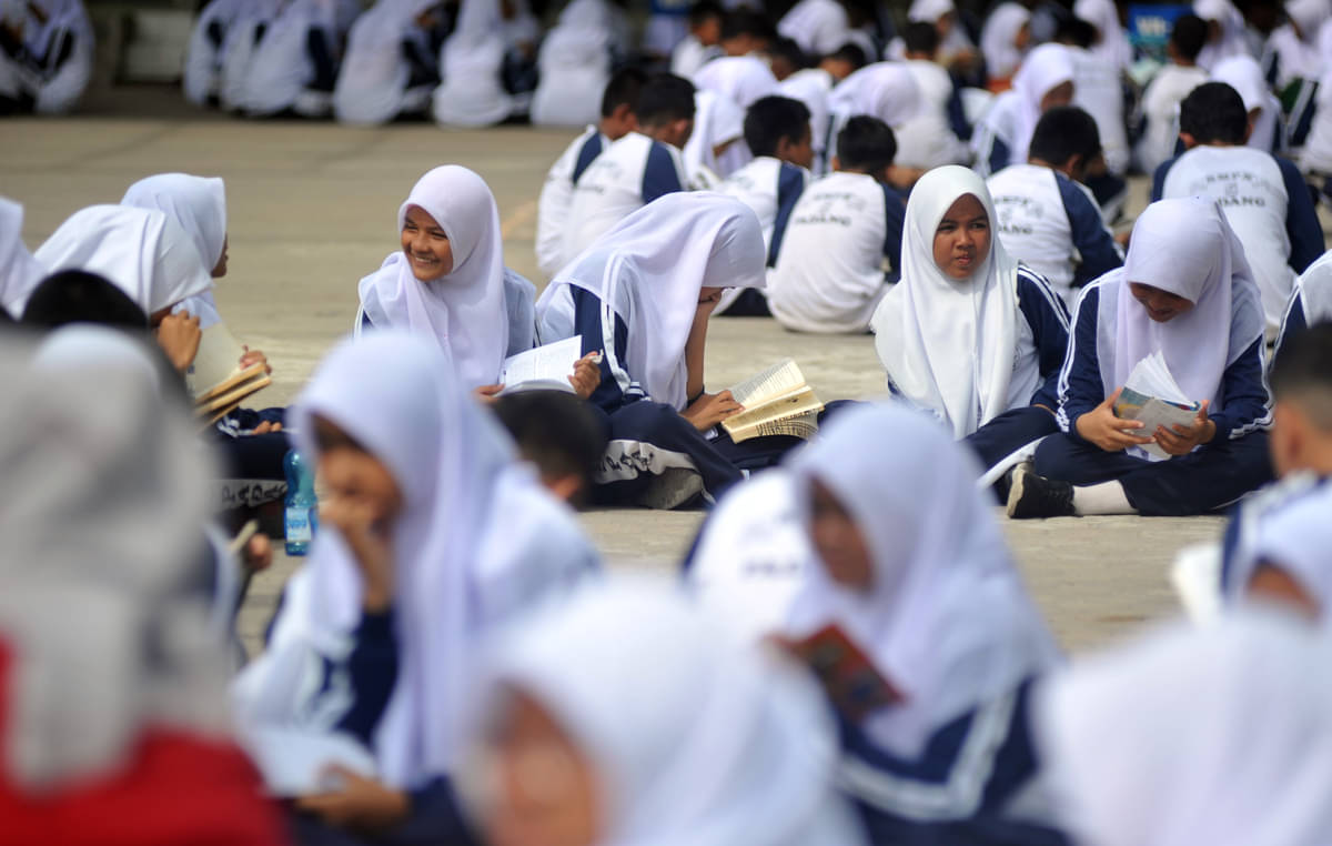Sejumlah pelajar melakukan kegiatan belajar di luar kelas, di halaman sekolah mereka di SMPN 5 Padang, Sumatra Barat.