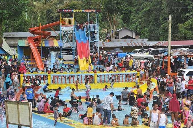Masyarakat menikmati liburan di salah satu tempat wisata