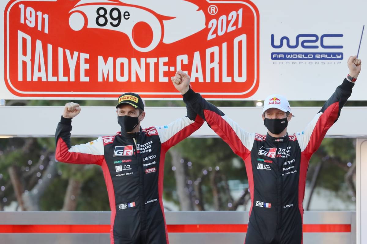 Pembalap Prancis Sebastien Ogier (kanan) dan kopilot Julien Ingrassia merayakan kemenangan mereka di Reli Monte Carlo.