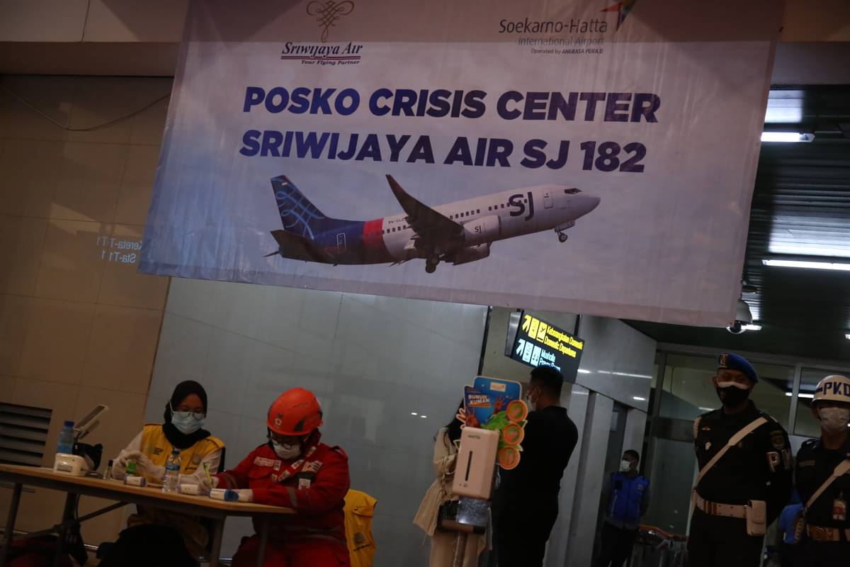 Petugas berjaga di Posko krisis center pesawat Sriwijaya Air SJ 182 di Terminal 2D, Bandara Soekarno Hatta, Tenggerang, Banten (9/1/2021). 