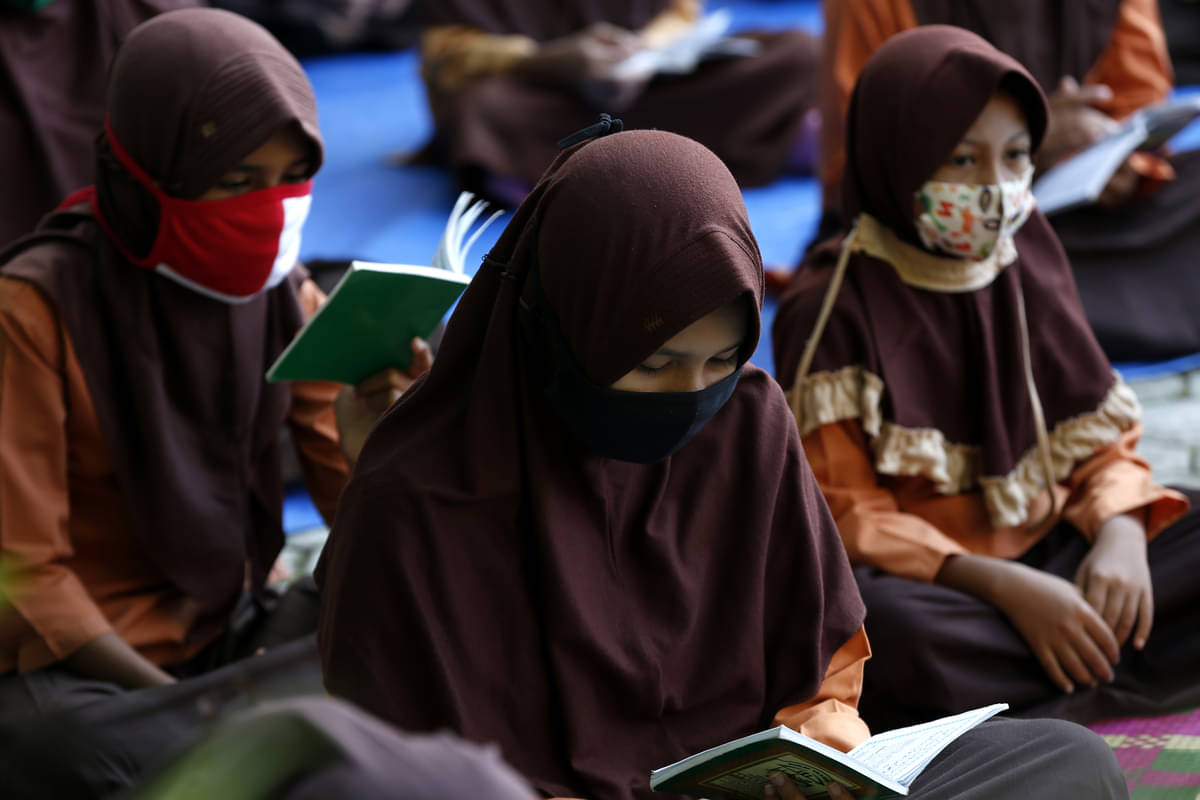 SKB TIGA MENTERI: Pelajar SD Negeri 42 memakai seragam pramuka dilengkapi jilbab saat mengikuti aktivitas belajar di Banda Aceh, Aceh.