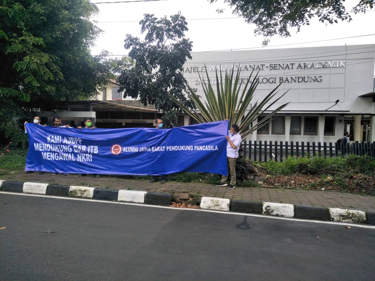  Alumni Jawa Barat Pendukung Pancasila (AJBPP) menggelar aksi dukungan untuk GAR ITB di depan Kantor MWA ITB, di Bandung, Rabu (24/2): 