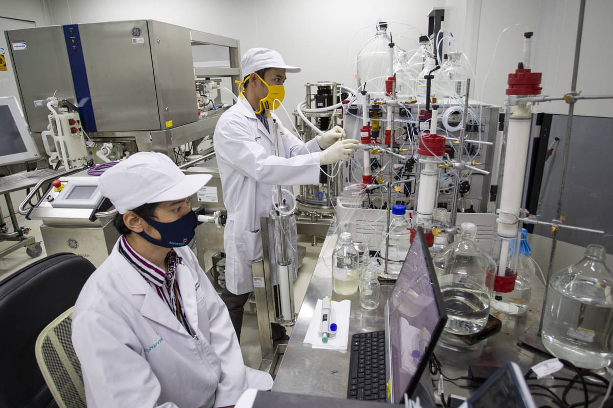  Peneliti beraktivitas di ruang riset vaksin Merah Putih di kantor Bio Farma, Bandung, Jawa Barat, Rabu (12/8/2020).