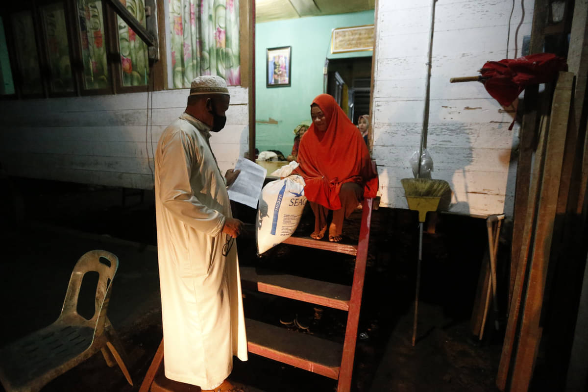 Takmir menyalurkan zakat fitrah ke rumah warga di Desa Ilie Ulee Kareng, Banda Aceh, Aceh, Sabtu (23/5/2020)