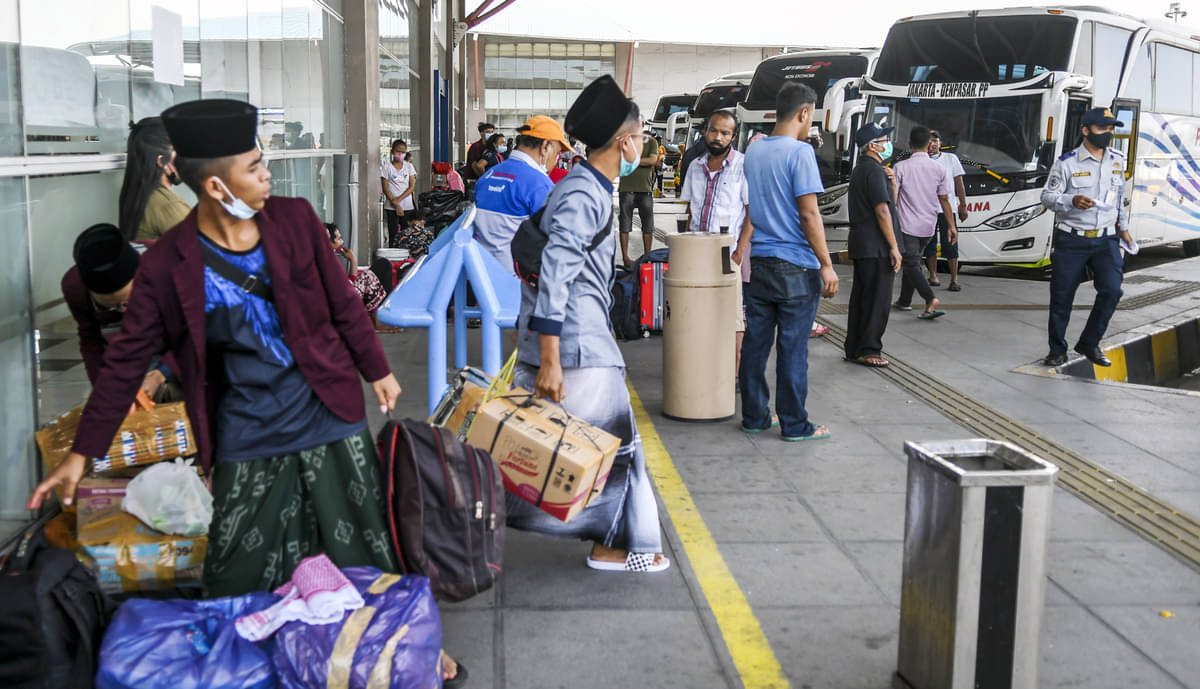 Calon penumpang bersiap menaiki bus di Terminal Terpadu Pulo Gebang, Jakarta