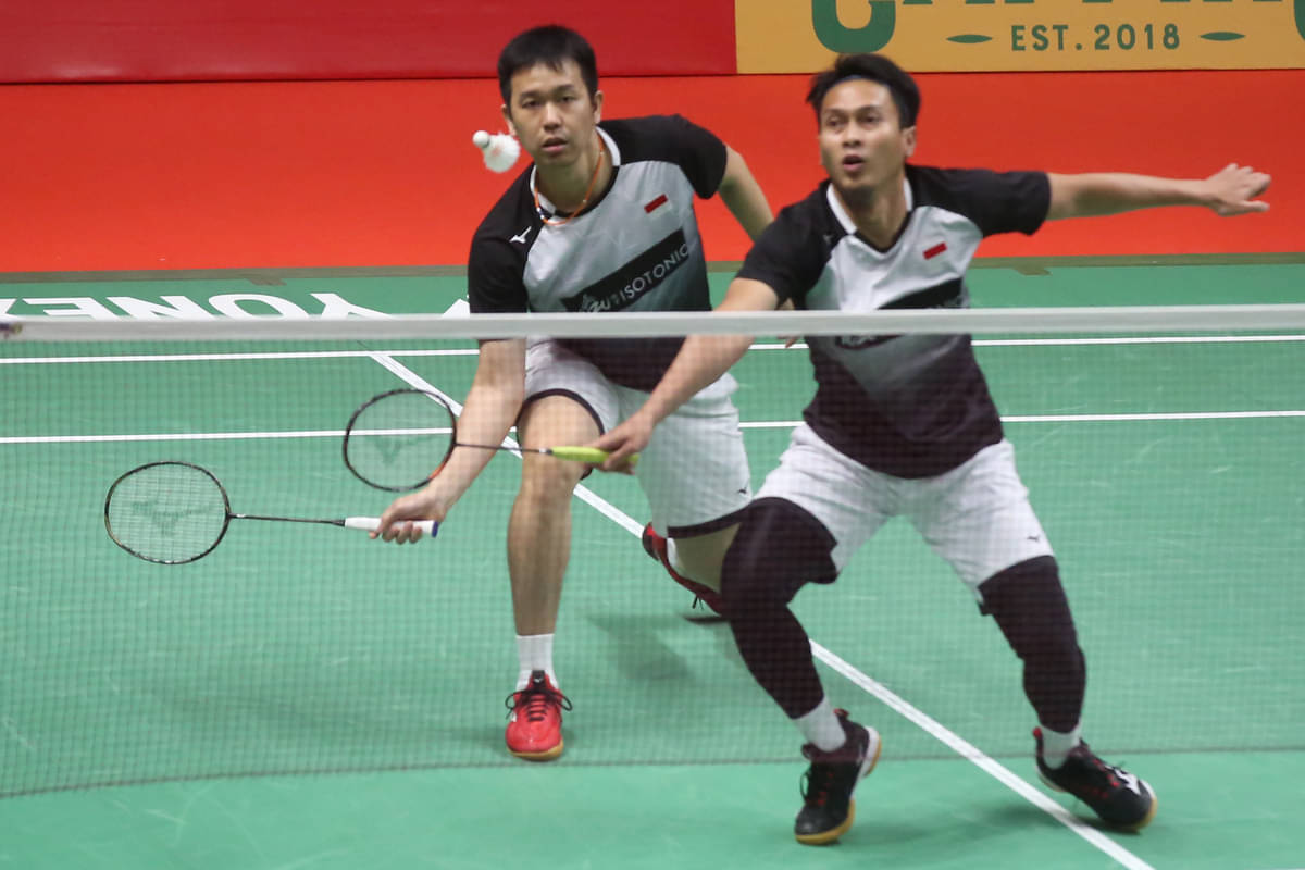 Aksi ganda campuran Indonesia  Mohammad Ahsan (kanan) dan Hendra Setiawan. Hendra setuju dengan perubahan skor pertandingan dari PBSI.