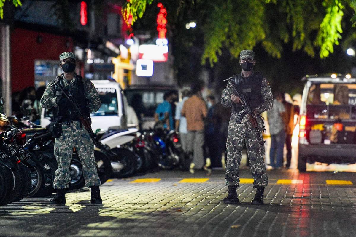 Tentara bersiaga di lokasi ledakan bom yang menargetkan mantan Presiden Mohamed Nasheed di Kota Male, Maladwa, Kamis (6/5).