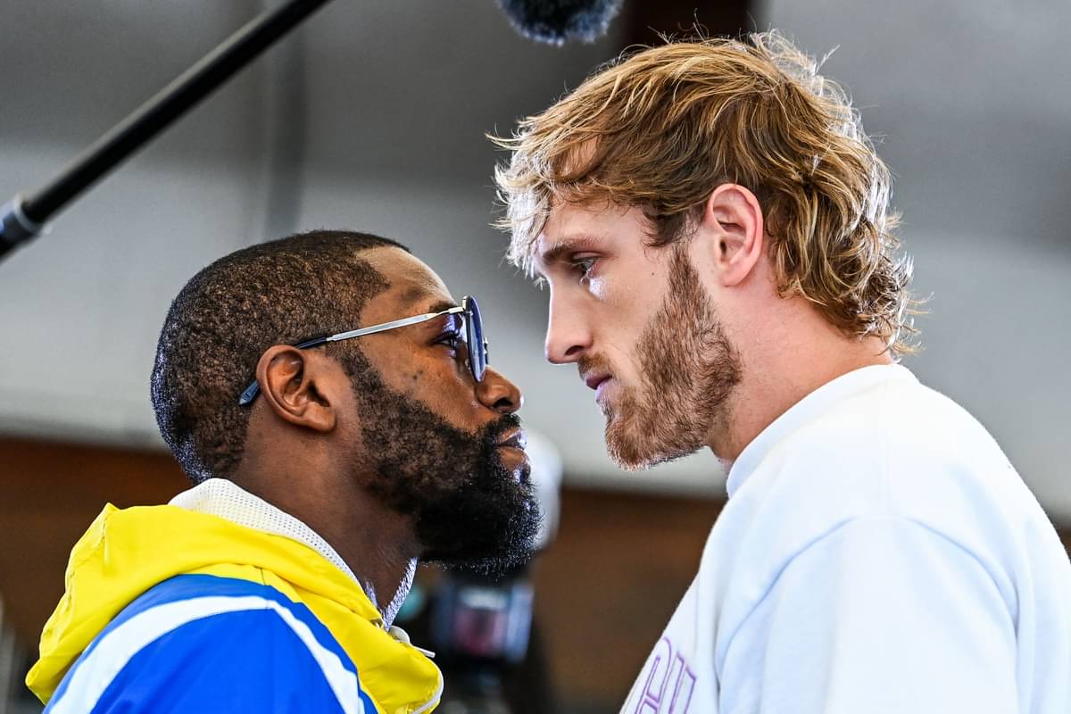 Mantan juara tinju kelas welter Floyd Mayweather (kiri) berhadapan dengan Youtuber Logan Paul.
