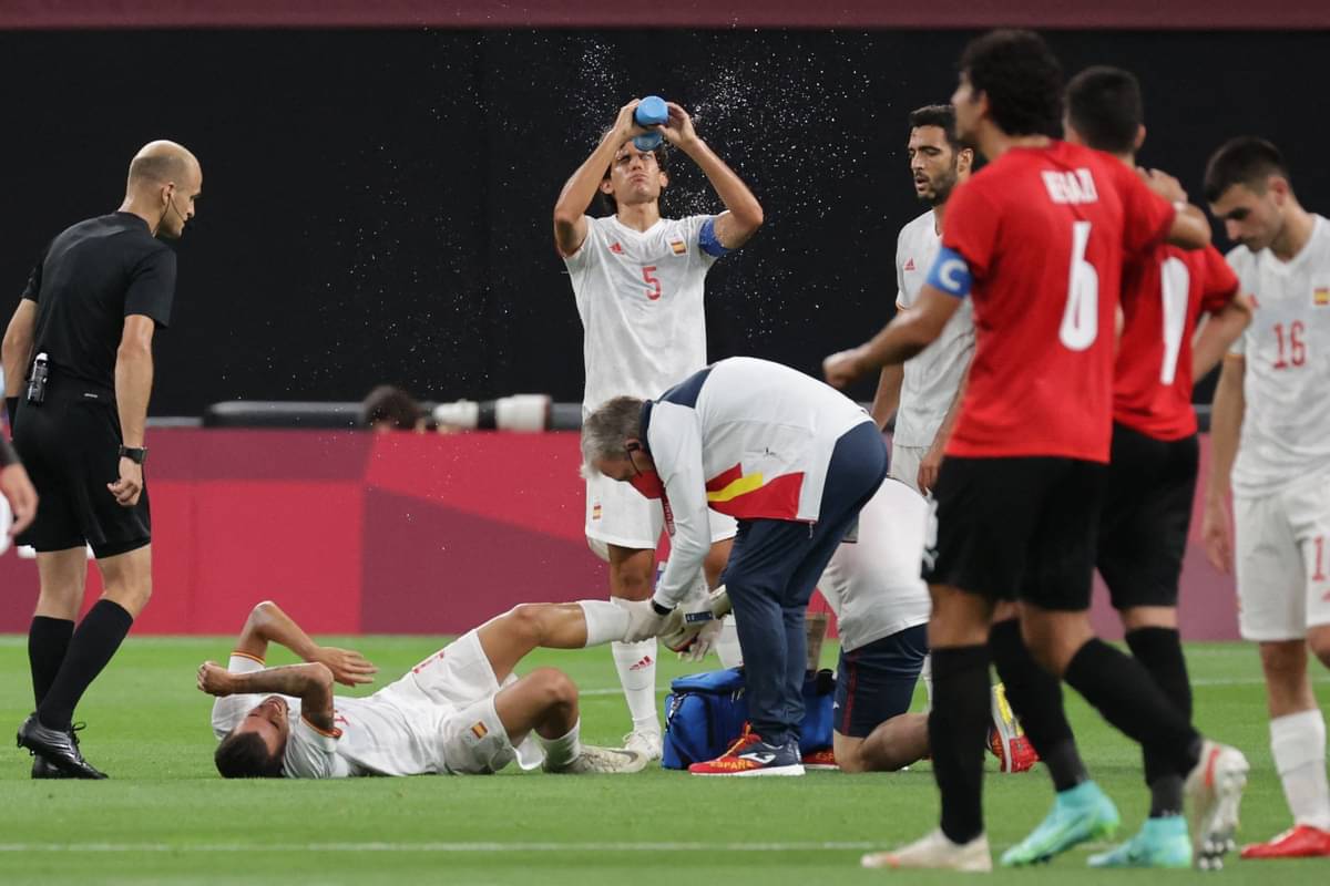 Pemain spanyol Dani Ceballos merintih kesakitan dalam pertandingan melawan Mesir di Grup C cabang sepak bola Olimpiade Tokyo 2021