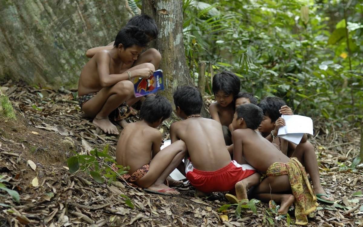 Ilustrasi: Perbal Tampung (kiri atas pegang buku), pada tahun 2013 silam, ketika memulai belajar