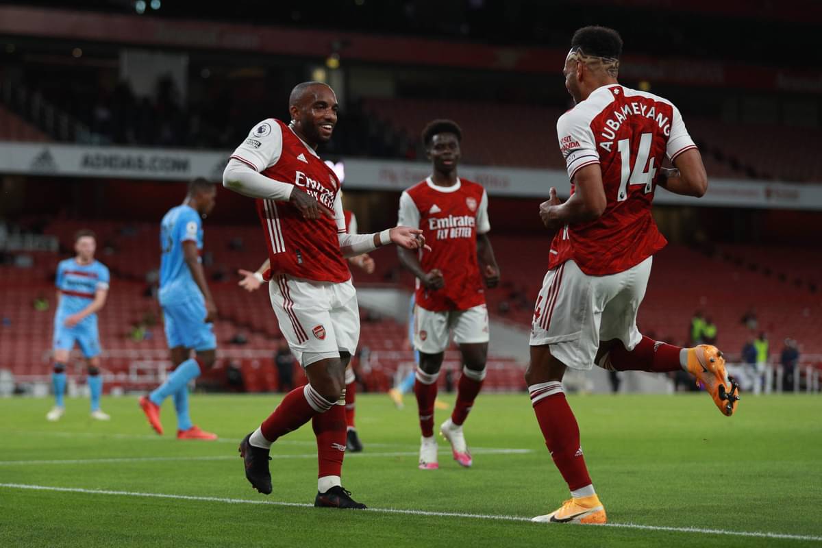 Duet penyerang Arsenal Alexandre Lacazette (kiri) dan Pierre-Emerick Aubameyang melakukan selebrasi.