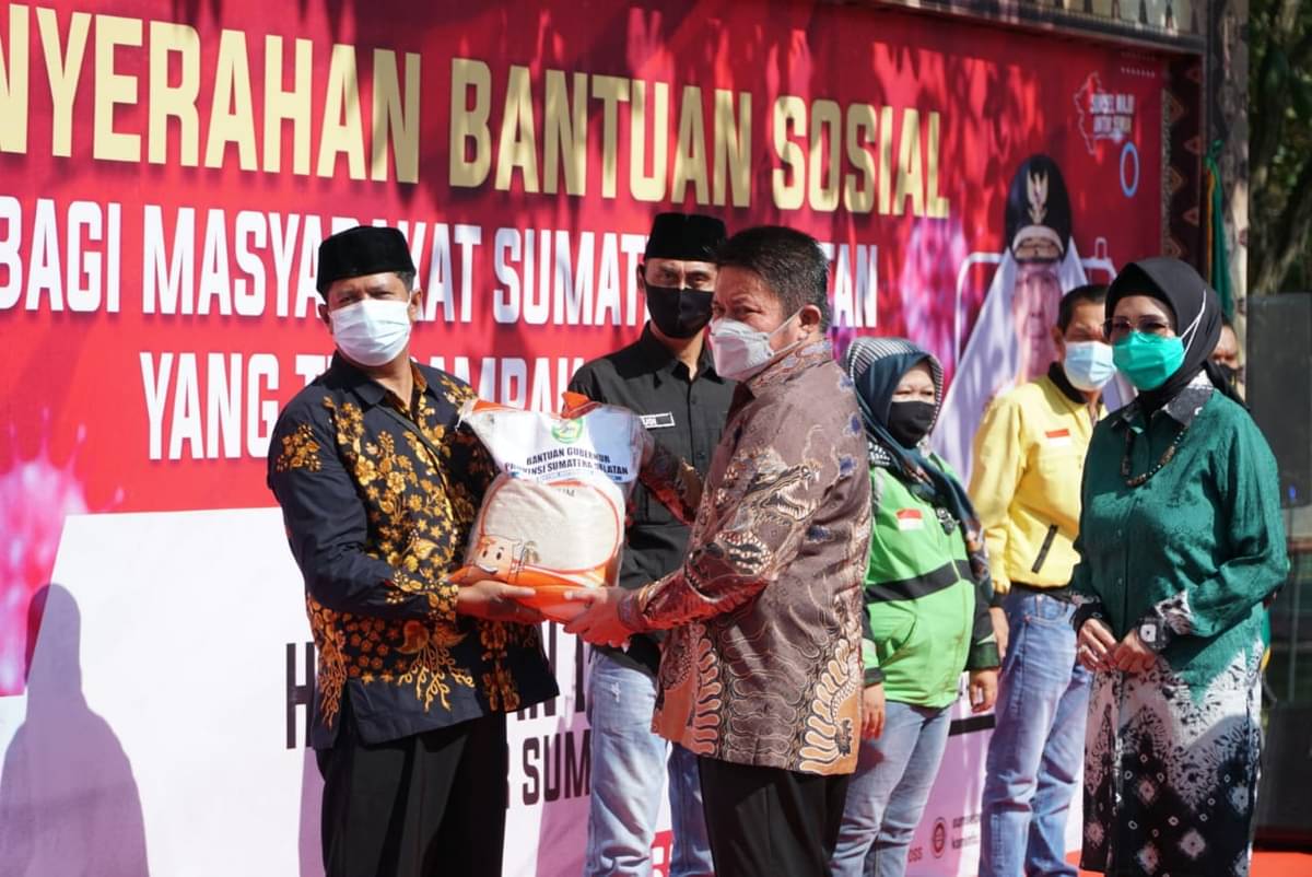 Gubernur Sumsel Herman Deru memberikan bantuan sosial berupa beras sebanyak 1.000 ton bagi masyarakat terdampak Covid-19.