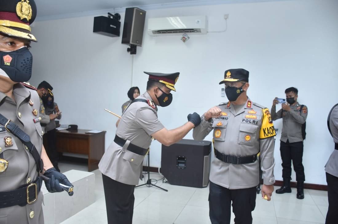 Kapolda Jambi Irjen A Rachmad Wibowo menyalami AKB Guntur Saputro seusai acara serah terima jabatan
