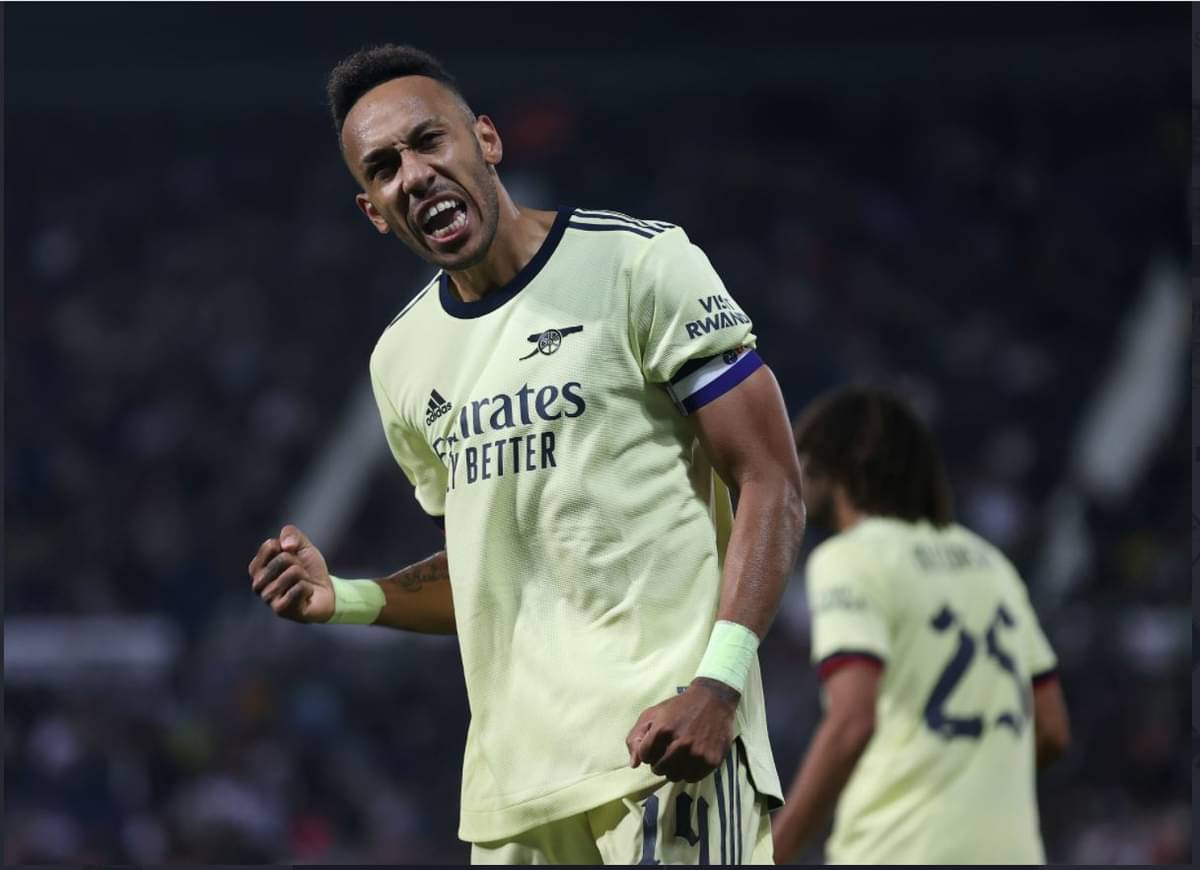 Penyerang Arsenal Pierre-Emerick Aubameyang melakukan selebrasi usai mencetak gol ke gawang West Bromwich Albion di laga Piala Liga.