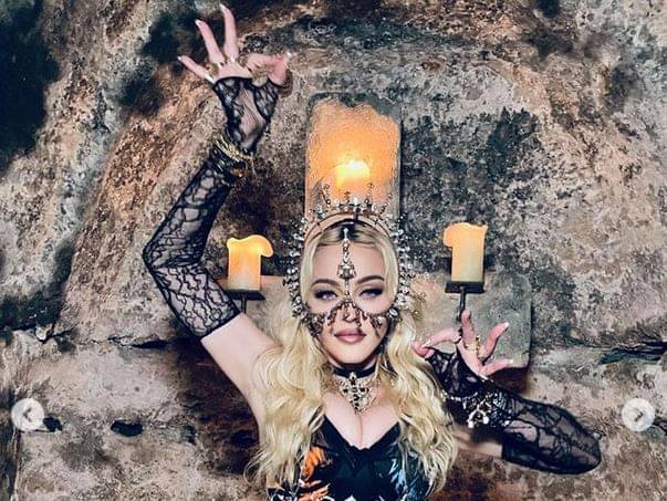 Madonna mengenakan headpiece karya Rinaldy Yunardi