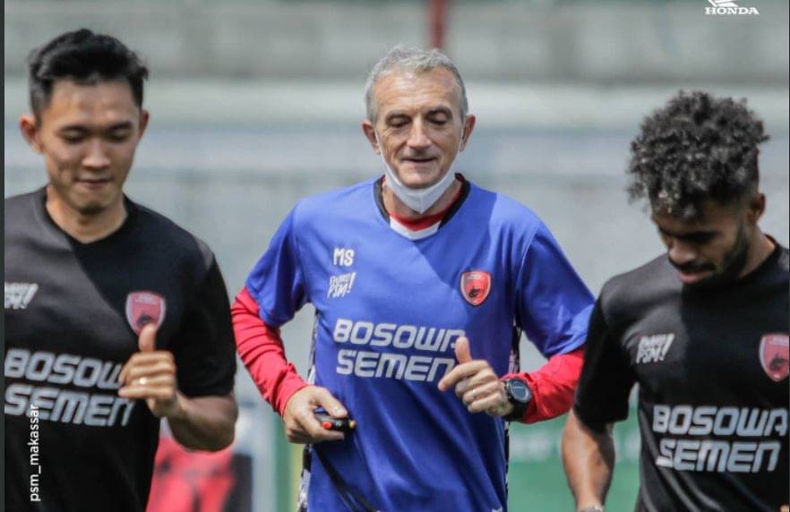 Pelatih PSM Makassar Milomir Seslija (tengah).