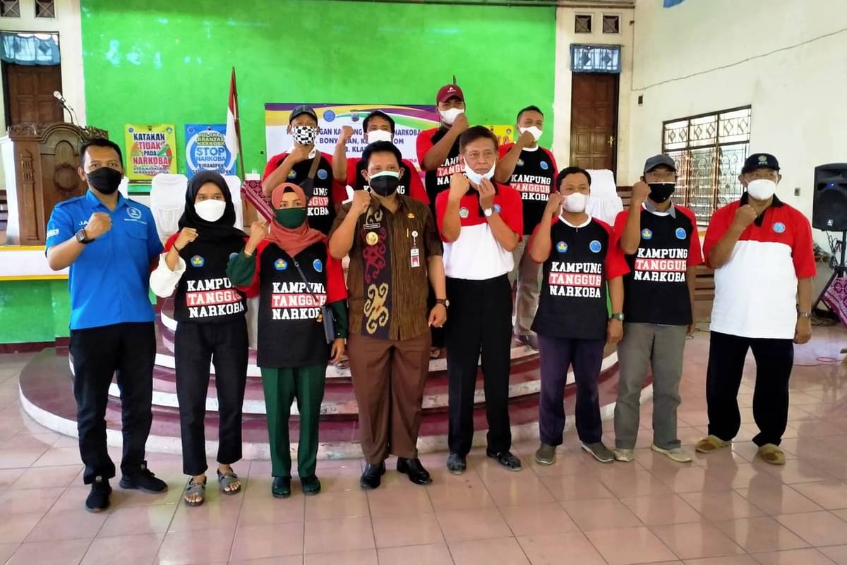 Wabup Yoga Hardaya (tengah) berfoto bersama relawan dan tokoh masyarakat Desa Bonyokan, Klaten.