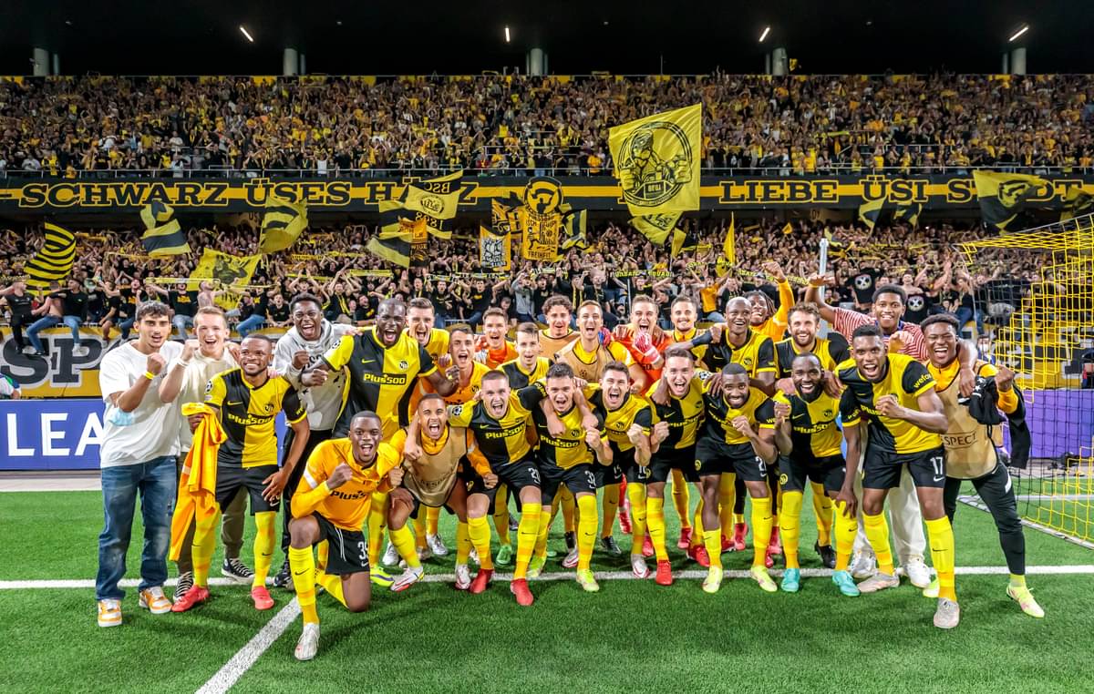 Para pemain Young Boys merayakan kemenangan mereka atas Manchester United di laga Liga Champions.