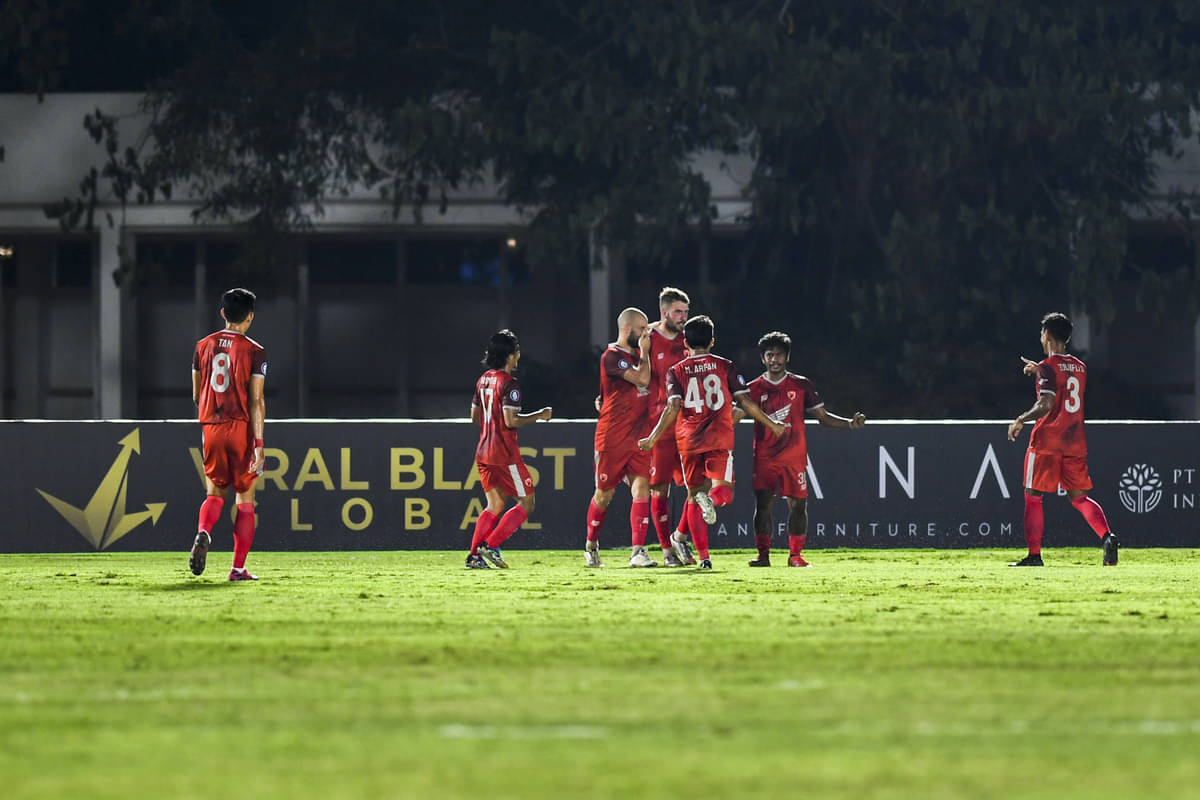 Para pemain PSM Makassar melakukan selebrasi usai mencetak gol ke gawang Madura United di laga Liga 1.