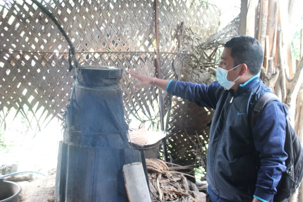 etugas dari Bea Cukai Denpasar meninjau langsung proses pembuatan arak Bali di Sidemen Karangasem, Kamis (23/9/2021). 
