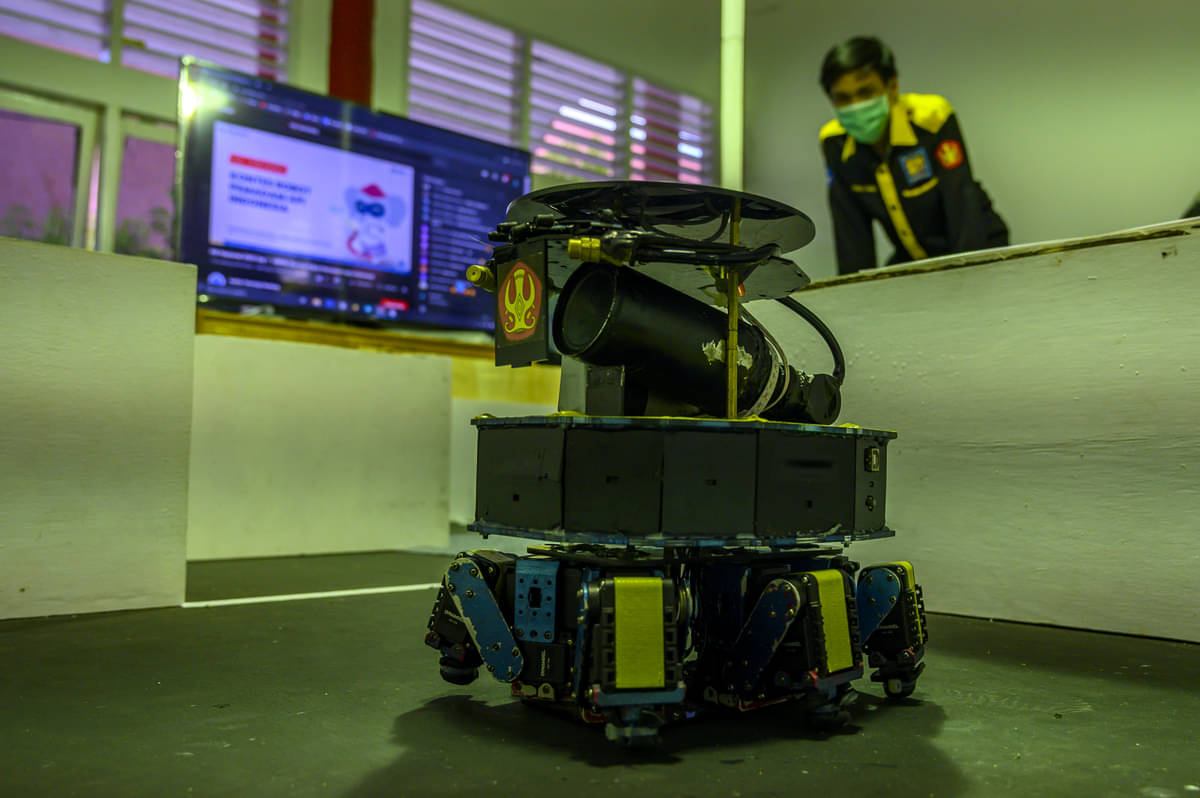 Ilustrasi: Tim robotika Universitas Tadulako (Untad) mengamati robot pemadam api pada Kontes Robot Nasional 2020 secara daring