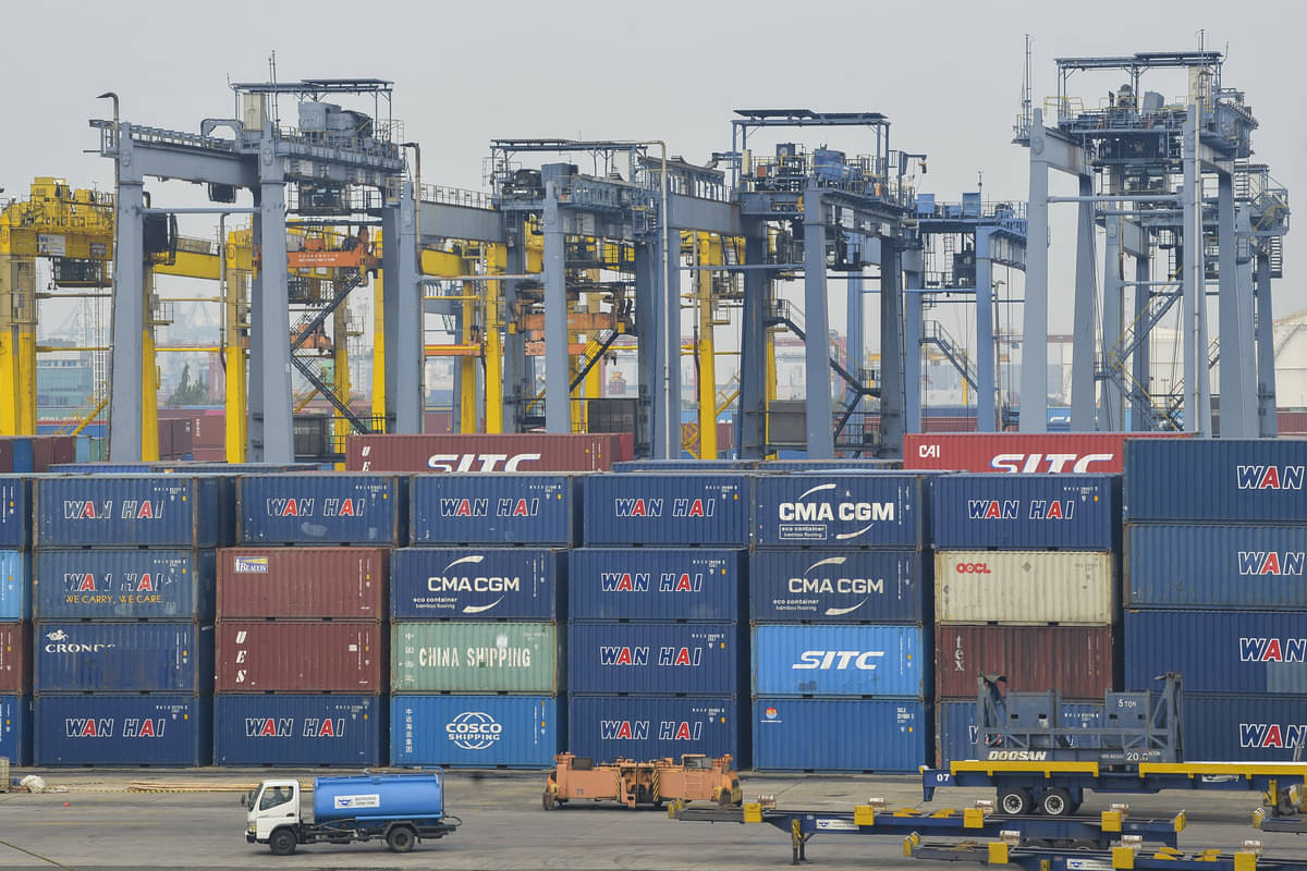 Truk melintas di depan deretan peti kemas di Pelabuhan Tanjung Priok, Jakarta.